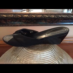 💕Black wedges with 2 1/2” wedge